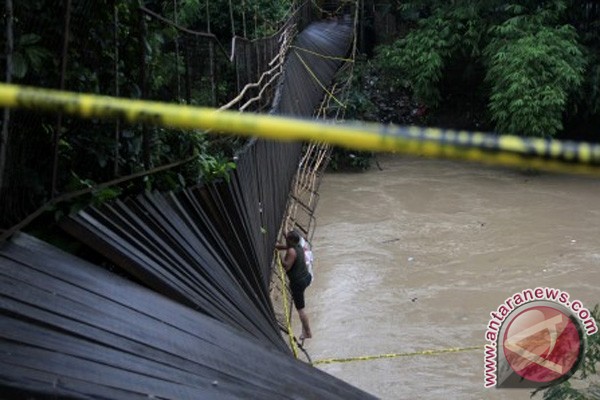  Jembatan Penghubung Desa Kaligawe-Susukan Lebak Cirebon Ambruk