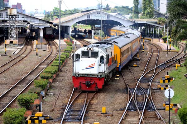  FOTO: Selain Bangun Tol, Jabar Pacu Angkutan Barang Lewat KA