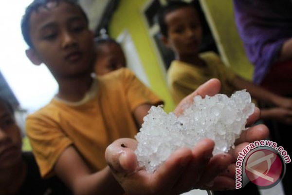  Ini Penjelasan BMKG Soal Fenomena Hujan Es di Palimanan Cirebon