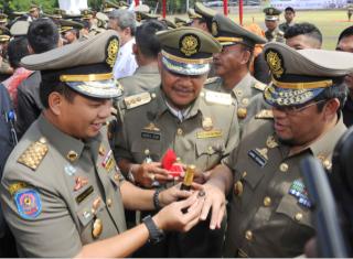 Gubernur Jabar Ahmad Heryawan (kanan) dapat batu akik sisik naga
