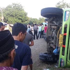  Mobil Kontainer Terbalik di Tikungan Karangampel Indramayu