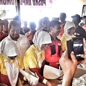  Aher Kunjungi Posko Penanganan Bencana Banjir Indramayu