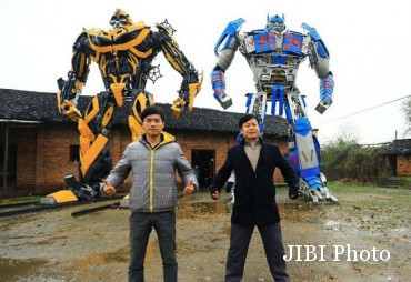  Petani Ini Sulap Barang Loak Jadi Robot Transformers
