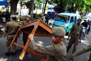  Sempat Digusur, PKL Kembali Duduki Jalan Kembar Cirebon