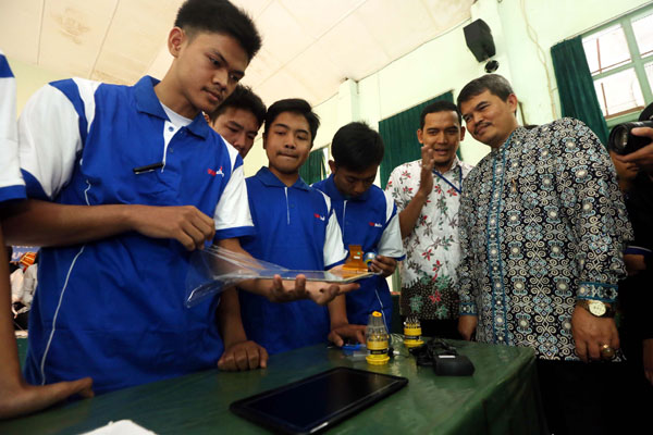  FOTO: Gandeng PT Berca Cakra Teknologi, SMKN 2 Bandung Rakit dan Jual Laptop Tablet