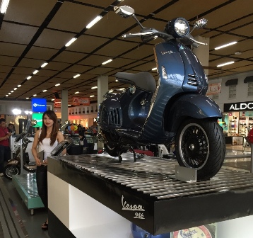  Berkonsep MotoPlex, Piaggio dan Vespa Mejeng di Mall Paris van Java