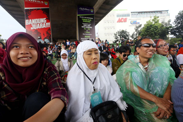  FOTO: Ketika Para Tunanetra Nonton Film di Taman Film Bandung