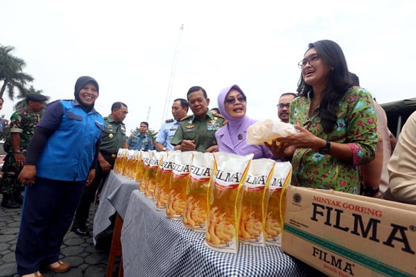  FOTO: Sesko TNI dan Sinar Mas Gelar Bazaar Minyak Goreng