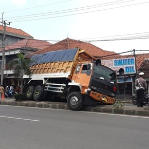  Rem Blong, Puso Batu Bara Naik Median Jalan