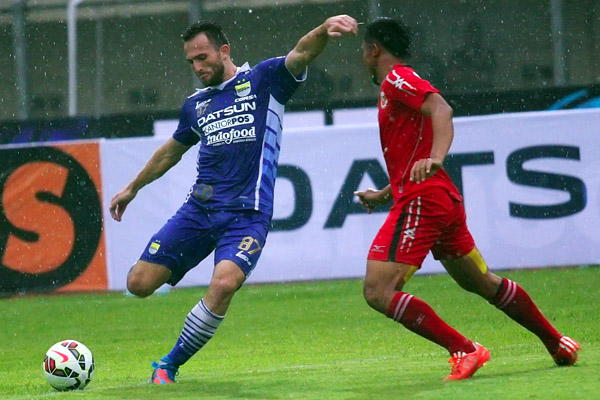  FOTO: Diwarnai Lampu Stadion Mati, Persib Tundukkan Semen Padang