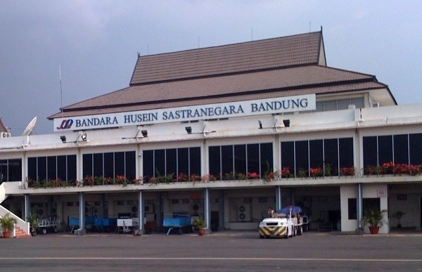  HUT KAA ke-60: JK Minta Emil Perbanyak Bunga di Bandara Husein