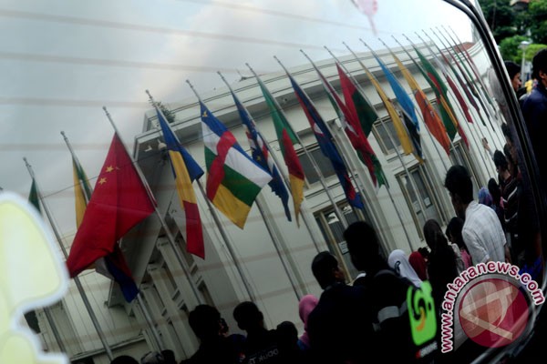  HUT KAA KE-60: 109 Bendera Peserta Konferensi Dikibarkan di Gedung Merdeka
