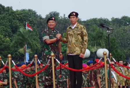  Pakai Baju TNI, Jokowi: Saya Kelihatan Lebih Gagah