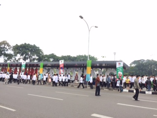  Wah...Paspampres Jokowi di Sekitar Masjid Agung Kenakan Baju Koko