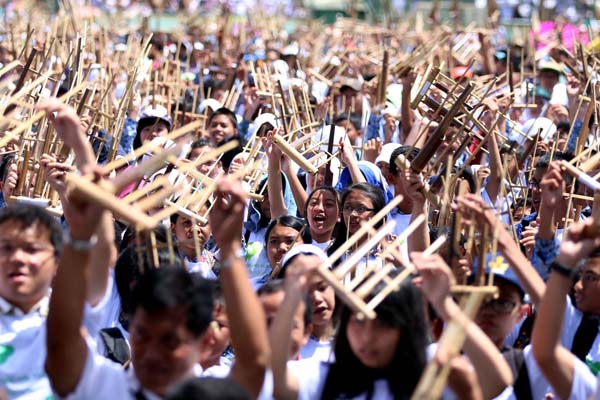  FOTO: Angklung for The World Berhasil Pecahkan Rekor Muri