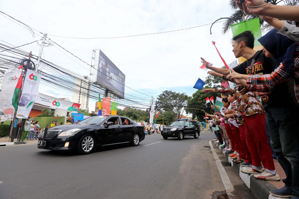  FOTO: Pelajar dan Warga Bandung Antusias Sambut Delegasi KAA