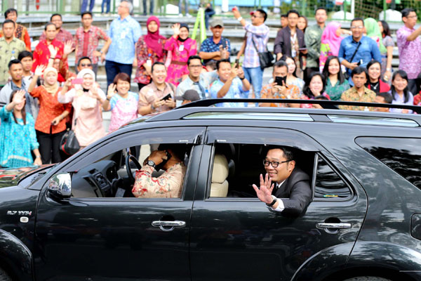  FOTO: RK Sapa Warga Bandung yang Sambut Delegasi KAA