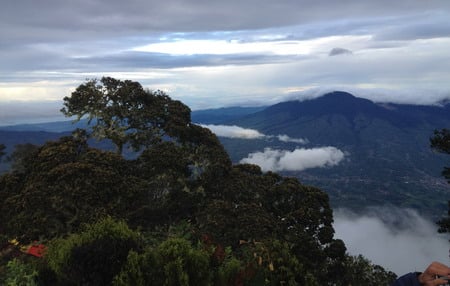  Bentang Alam Nan Indah di Puncak Gunung Cikuray