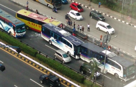  MAY DAY: Bus Arimbi Jakarta-Serang Tabrak Bus Buruh