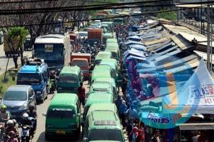  Kontainer Timpa Truk, Jalur Malangbong Macet