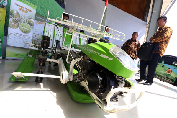  FOTO: Indo Jarwo Transplanter, Cepat Dan Hemat Tanam Padi