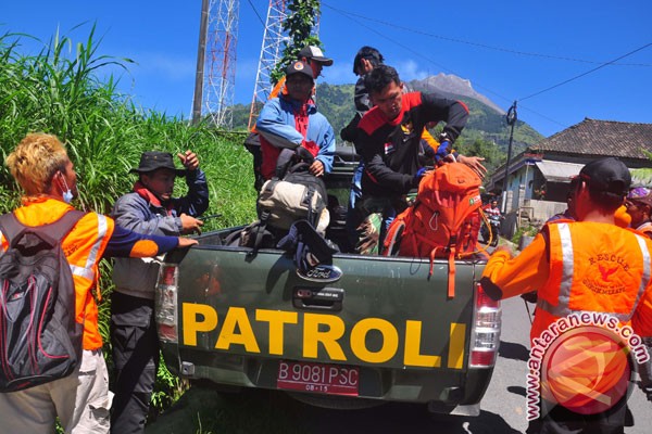  Begini Proses Evakuasi Jasad Erry dari Puncak Merapi