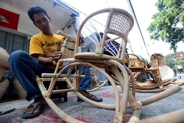  FOTO: Permintaan Tinggi, Perusahaan Mebel Kesulitan Bahan Baku