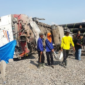  KA Bangunkarta Tabrak KA Barang, Evakuasi Masih Berlangsung