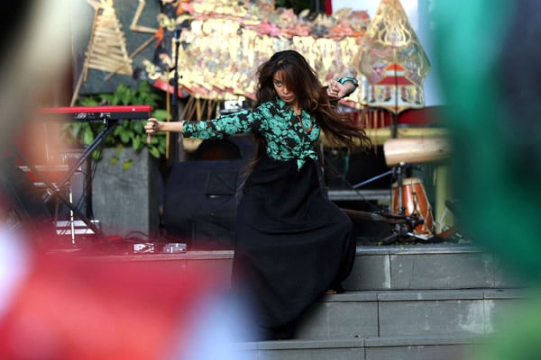  FOTO: Gunungan Festival Tampilkan Seni Topeng dan Wayang