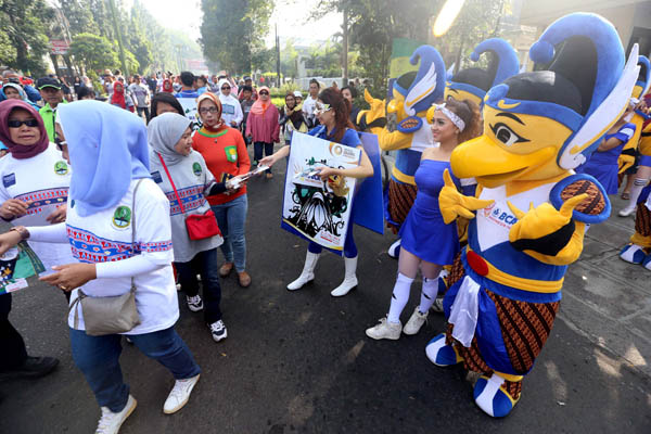  FOTO: Maskot BIO Sapa Masyarakat Bandung di CFD Dago