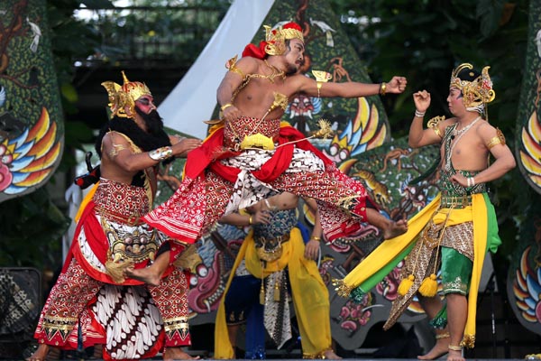  FOTO: Wayang Jurnalis Meriahkan Gunungan Festival