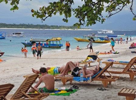  Duh, Laut Gili Trawangan Dipenuhi Sampah &amp; Limbah Cair