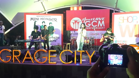  Mini Konser Vierratale Meriahkan Hari Jadi Grage City Mall