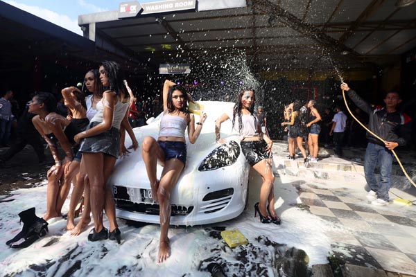  FOTO: Aksi Seksi Ladies Carwash Meriahkan Auto Bridal Colaboration Art and Record Festival 2015