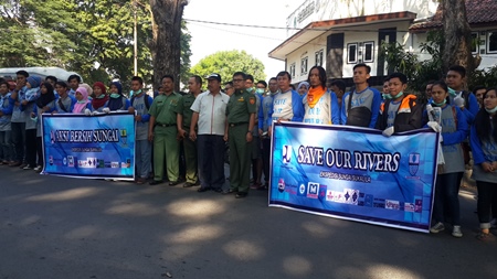 Pegiat Lingkungan Cirebon Gelar Aksi Bersih-bersih Sungai Sukalila