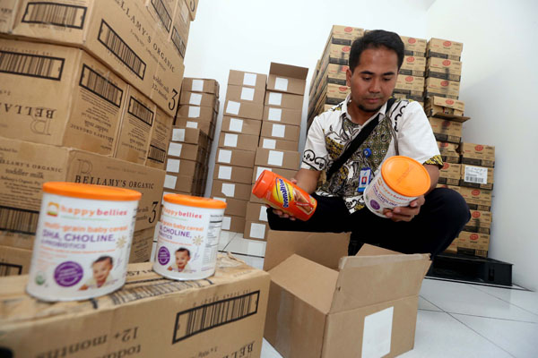  FOTO: Gudang Makanan Impor Ilegal di Bandung Digerebek