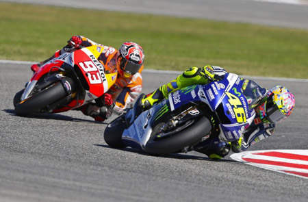  Rossi vs Marquez: Melindas Gravel di Lap Terakhir, Rossi Juara di Assen