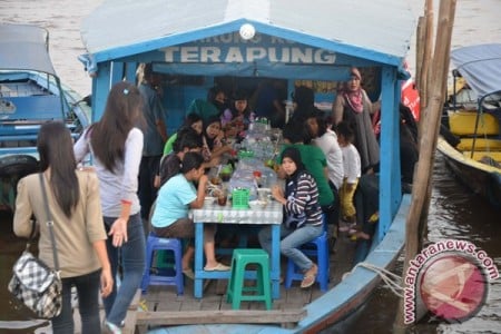  Asyiknya Buka Puasa di Warung Apung Sungai Musi