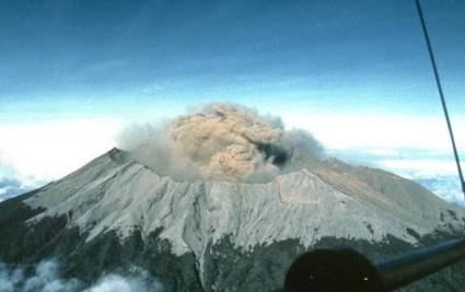  Gunung Raung \'Batuk\', Berdentum & Hembuskan Abu