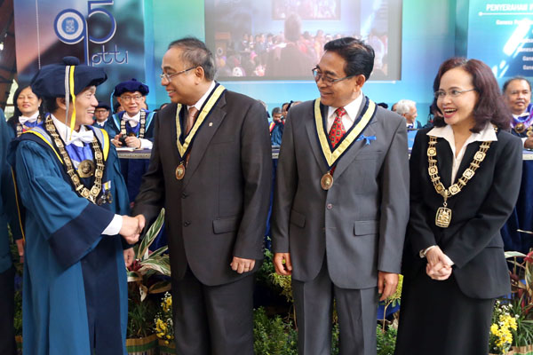  FOTO: Menko Bidang Kemaritiman Indroyono dan Wamen ESDM Susilo Terima Penghargaan dari ITB