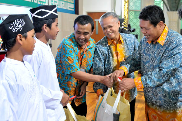  FOTO: Bio Farma Serahkan Paket Bantuan Pendidikan dan Kesehatan