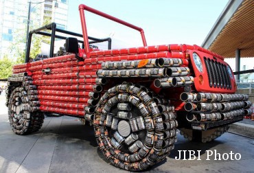 Replika Jeep Wrangler dari 4.500 kaleng bekas makanan. (Autoevolution.com)