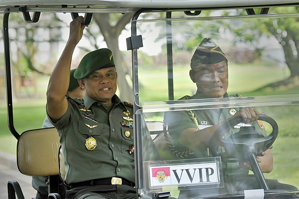 Kepala Staf Angkatan Darat (KSAD) Jenderal TNI Gatot Nurmantyo (kiri), seusai pertemuan tertutup dengan Presiden Joko Widodo di Istana Merdeka, Jakarta, Jumat (3/7/2015)/Antara