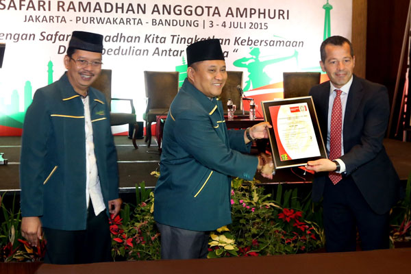  FOTO: Amphuri Raih Sertifikat ISO 9001:2008