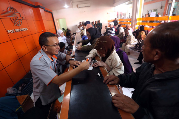  FOTO: Warga Antre Mencairkan Gaji ke 13 dan Pensiunan di Kantor Pos