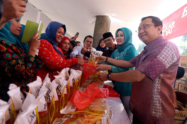  FOTO: Sinar Mas Distribusikan Minyak Goreng Murah di Bazaar Rakyat Cigondewah