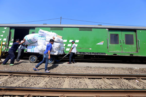  FOTO: Angkutan Barang Lewat Kereta Api Menurun