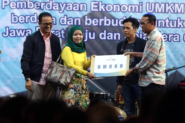  FOTO: Ariel Noah Bersama Direksi Serahkan Hadiah Umroh di Bazaar Ramadhan UMKM Bank BJB