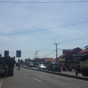  Arus Kendaraan di Pantura Cirebon Padat Merayap