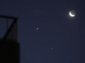  Tengok Langit Malam Ini, Bulan Sabit, Jupiter, & Venus Bentuk Segitiga